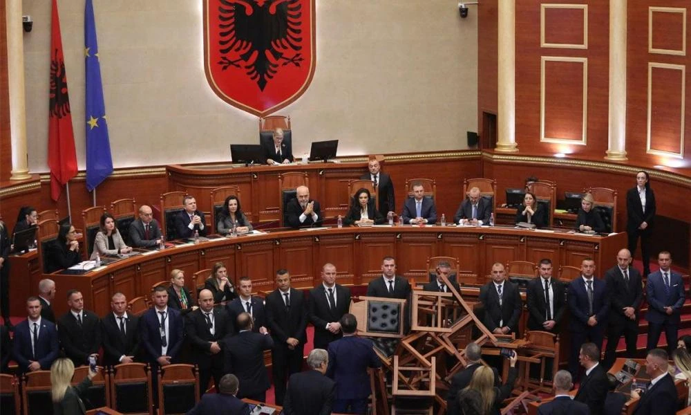 Χάος στην Αλβανική Βουλή: Ένταση εντός και εκτός του Κοινοβουλίου με οπαδούς της αντιπολίτευσης